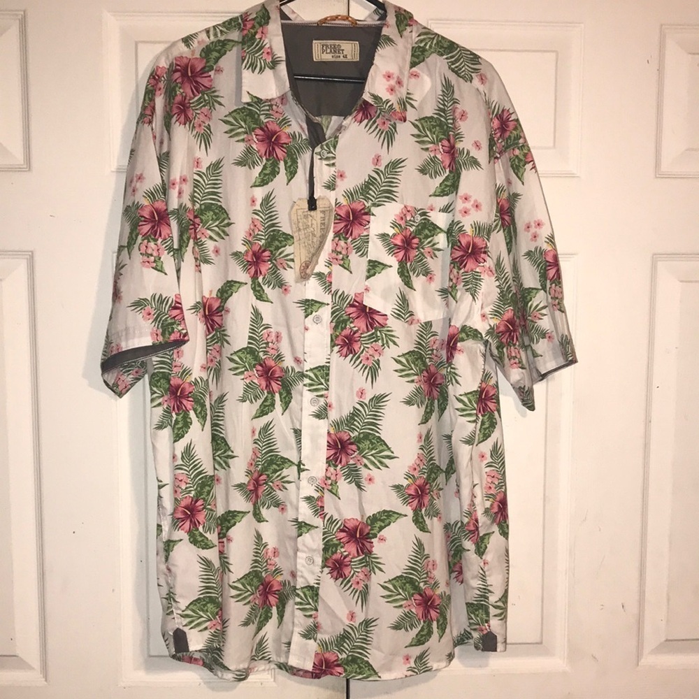 NWT Men’s Free Planet Print Shirt